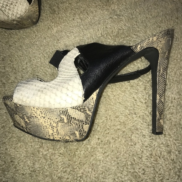 Jessica Simpson snakeskin pumps-black - Picture 4 of 4